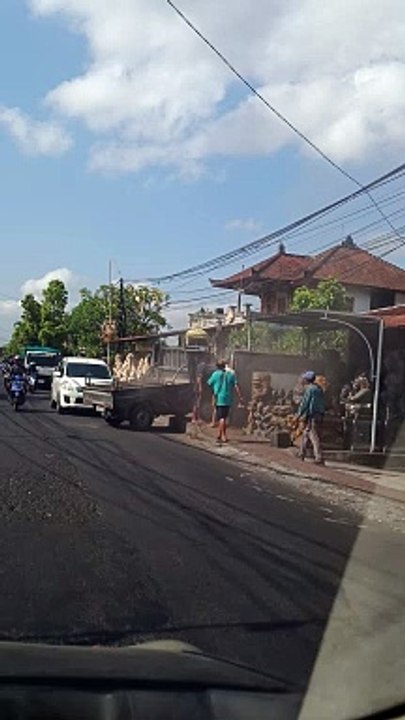 Akibat Kelalaian Sopir di Jalan Raya Singapadu Gianyar 14 Oktober 2024 08:50 Wita...  #LakaLantas #Singapadu #Gianyar #Bali