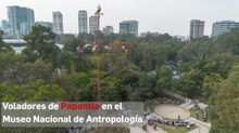 Voladores de Papantla se presentaron frente al Museo Nacional de Antropología