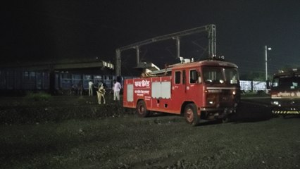 कोयले से भरी मालगाड़ी से धुआं निकालने पर हड़कंप