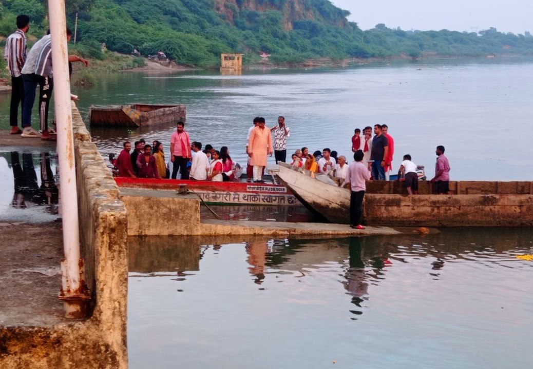 बिना सूचना कोटा बैराज के गेट खोले, चम्बल में अटकी पचास लोगों की सांसे