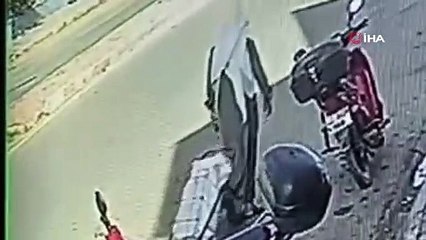 Motosikletin çarptığı yaşlı adamın savrulduğu anlar kamerada