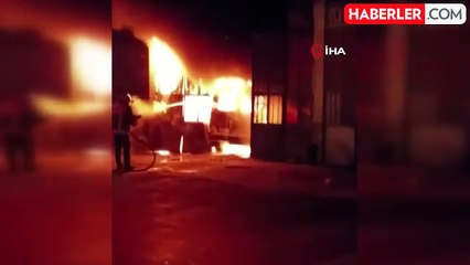 Tamir için bırakılan minibüs alev aldı, dükkana girdi