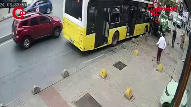 Bahçelievler'de İETT otobüsü ağaca böyle çarptı: 7 yaralı