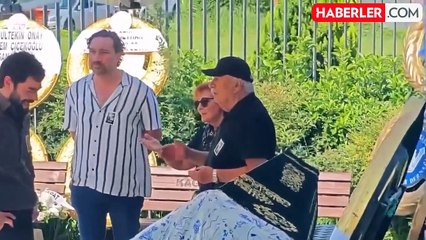 Temmuz ayında annesi kaybeden Akın Akınözü'nden yürek burkan paylaşım