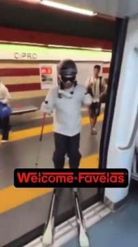 In metro a Roma con sci, tuta, casco e guanti