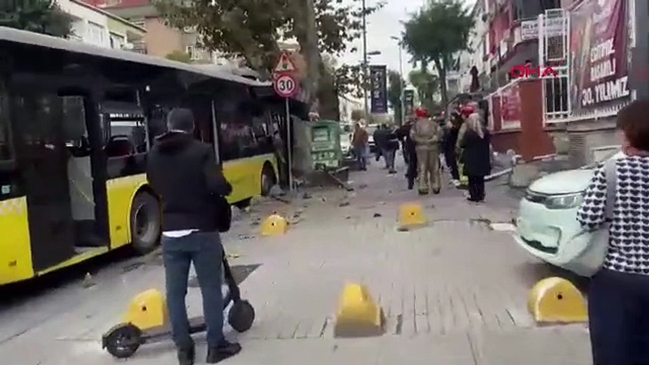 İstanbul- Bahçelievler'de İETT otobüsü ağaca çarptı, 7 yaralı // ek bilgilerle geniş haber