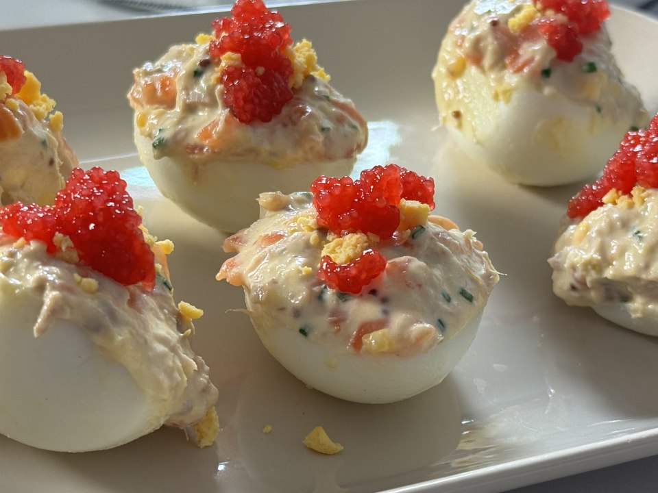 Huevos rellenos de atún y salmón