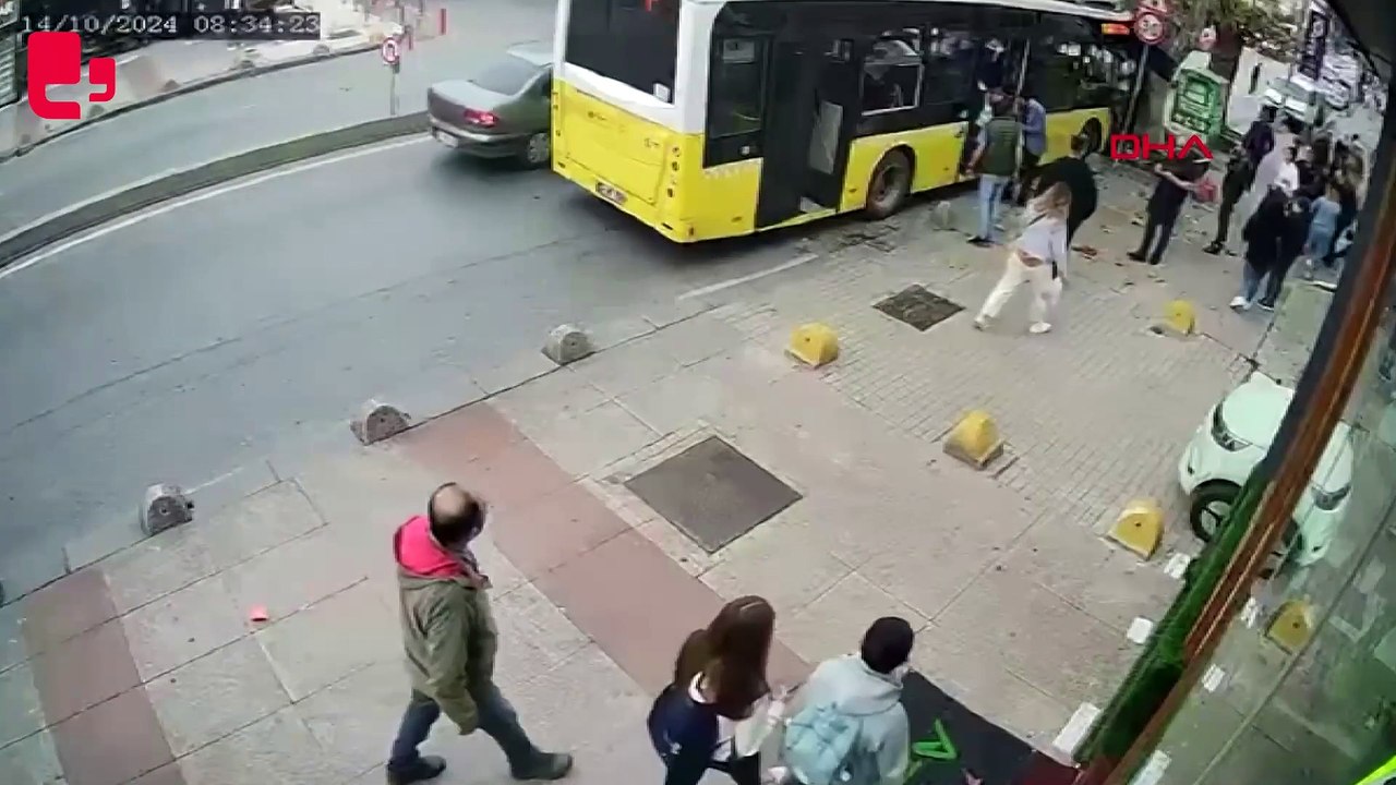 Bahçelievler'de İETT otobüsü ağaca çarptı, 7 yaralı