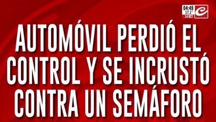 Automóvil perdió el control y terminó incrustado contra un semáforo