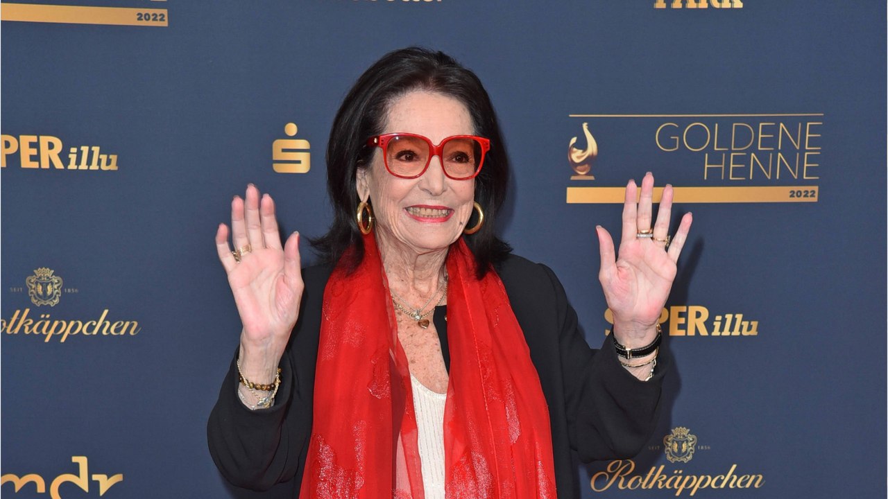 GALA VIDEO - Nana Mouskouri vit loin de ses trois petits-enfants : “Cela me manque de ne pas les voir”