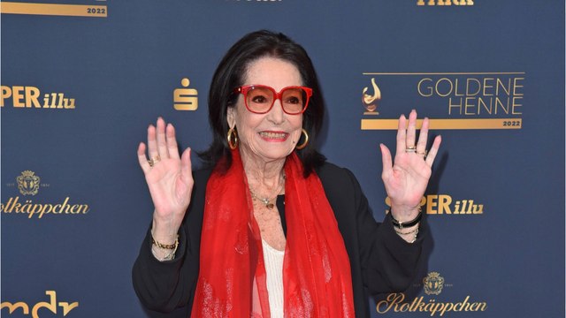 GALA VIDEO - Nana Mouskouri vit loin de ses trois petits-enfants : “Cela me manque de ne pas les voir”