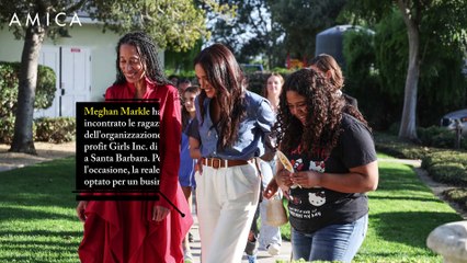 La camicia azzurra low cost di Meghan Markle