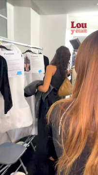 LOU Y ÉTAIT !@clemence.majani était dans les coulisses du défilé @Etam, le show le plus sexy de la Fashion Week, pour y taquiner quelques stars. ✨Leaelui MELODIE VAXELAIRE Constance Jablonski Camille Lellouche @lénasituation