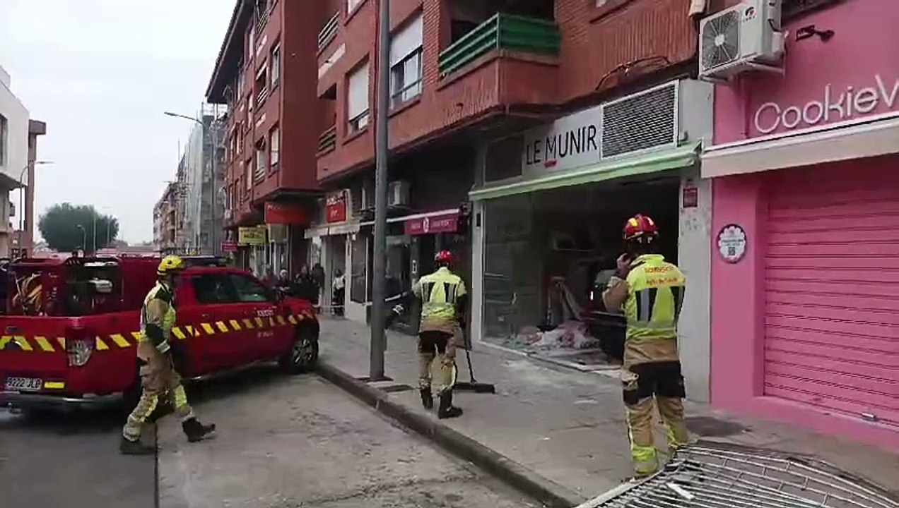 Un coche destroza Le Munir