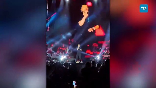 Murat Boz’un konser sırasında yabancı cisim fırlatıldı