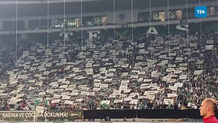 Bursaspor tribünlerinde bu yıl katledilen kadınların isimlerini pankart olarak açıldı