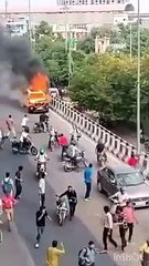 Video: Vehículo en llamas causó pánico en la carretera al rodar por una pendiente