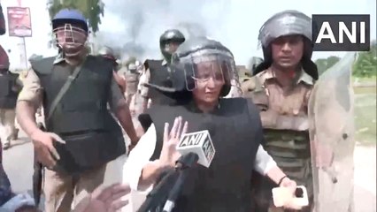 बहराइ में चस्थिति को कंट्रोल करने के लिए डीएम मोनिका रानी सड़कों पर बुलेट प्रूफ जैकेट पहनकर उतरी