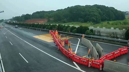 Une tesla en pilote automatique percute violemment une barrière sur l'autoroute