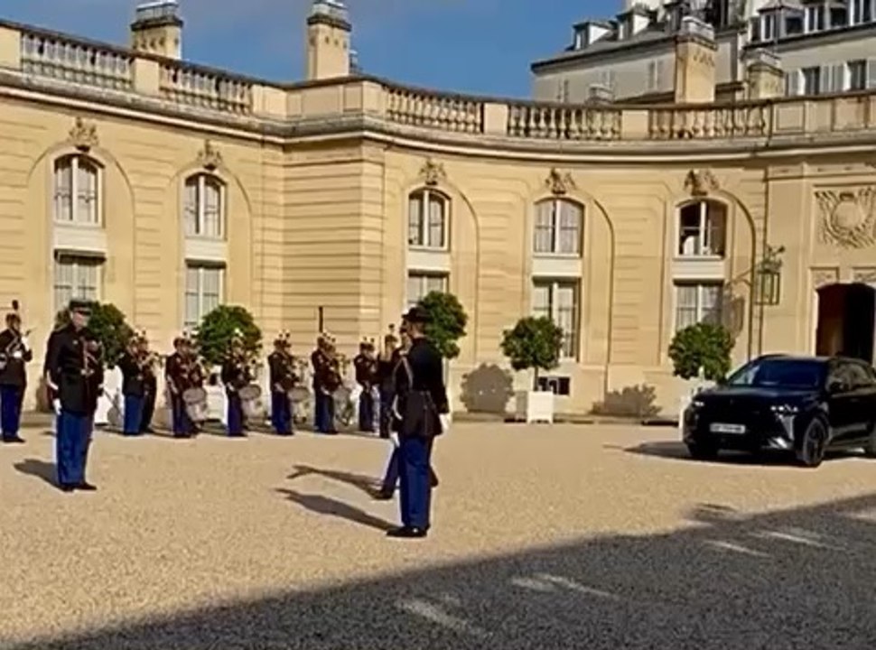 #Belgique  #France  Le #roi des #Belges Philippe et son épouse Mathilde, arrivés par le train depuis #Bruxelles, ont entamé lundi 14 octobre une visite d'État de trois jours en France. Et ont été reçus à l’Elysée. Par le couple #Macron