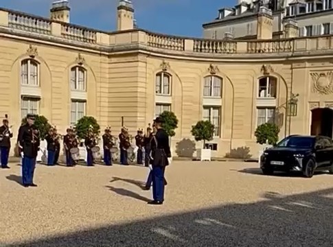 #Belgique #France Le #roi des #Belges Philippe et son épouse Mathilde, arrivés par le train depuis #Bruxelles, ont entamé lundi 14 octobre une visite d'État de trois jours en France. Et ont été reçus à l’Elysée. Par le couple #Macron