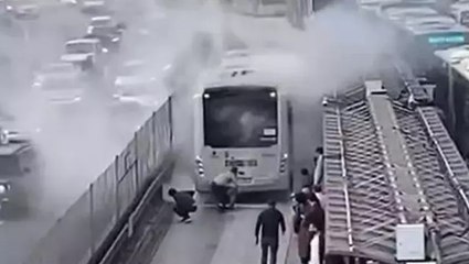Sefaköy metrobüs durağında yangın paniği