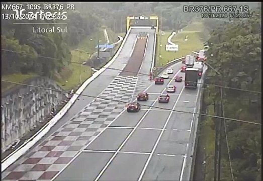 Caminhão sem freios quase bate em carro e manobra salva vidas na área de escape da BR-376