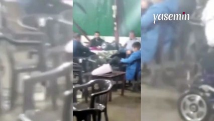 Kahvehaneyi su bastı! Vatandaşlar oyun oynamaya devam etti