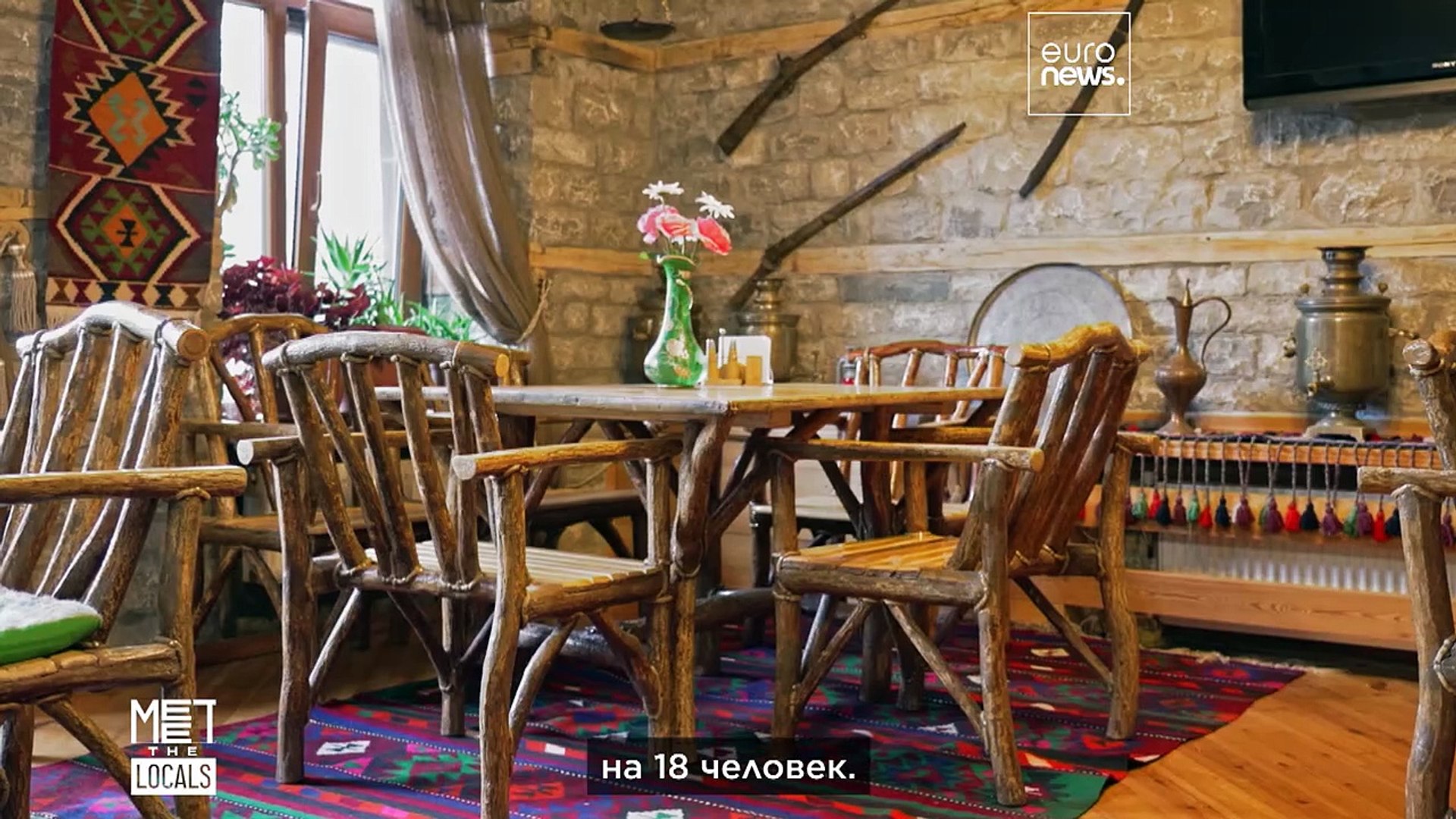 Рустам, владелец гостевого дома, показывает уникальную красоту Лагича гостям со всего мира
