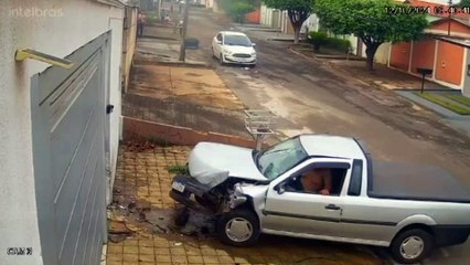 Download Video: Homem rouba carro, bate contra muro e foge pelado pela rua