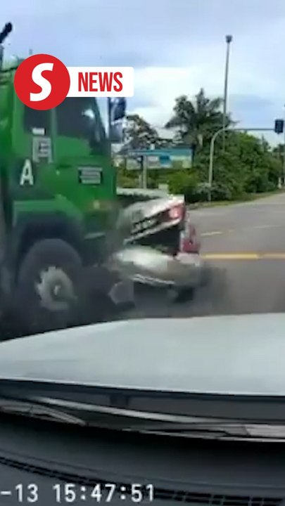 Failed brakes crash lorry into four cars, two motorcycles in Batu Pahat