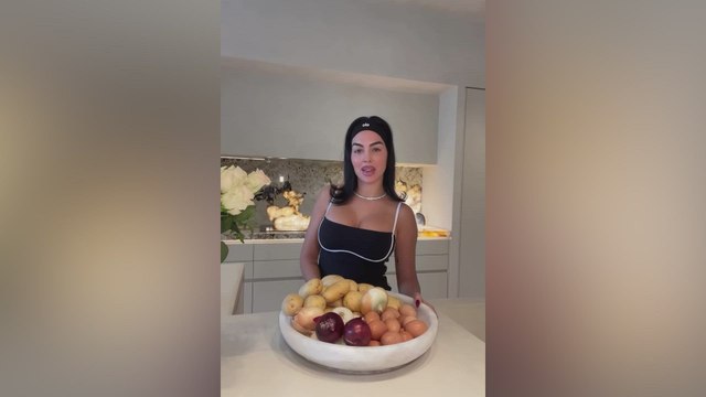 Georgina arrasa en redes con su estilo para hacer tortilla española: escuchen el Gio-consejo