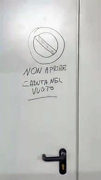 Non aprite quella porta: la M4 appena inaugurata e il pericolo di salto nel vuoto