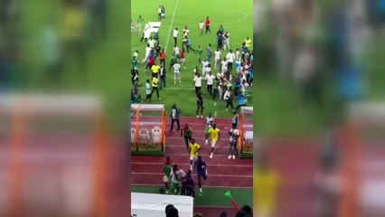 Polis futbolcuyu kırbaçladı!