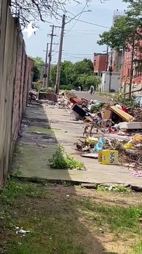 Morador de Novo Hamburgo joga sacos de lixo sobre entulhos; ABC nas ruas flagra o momento