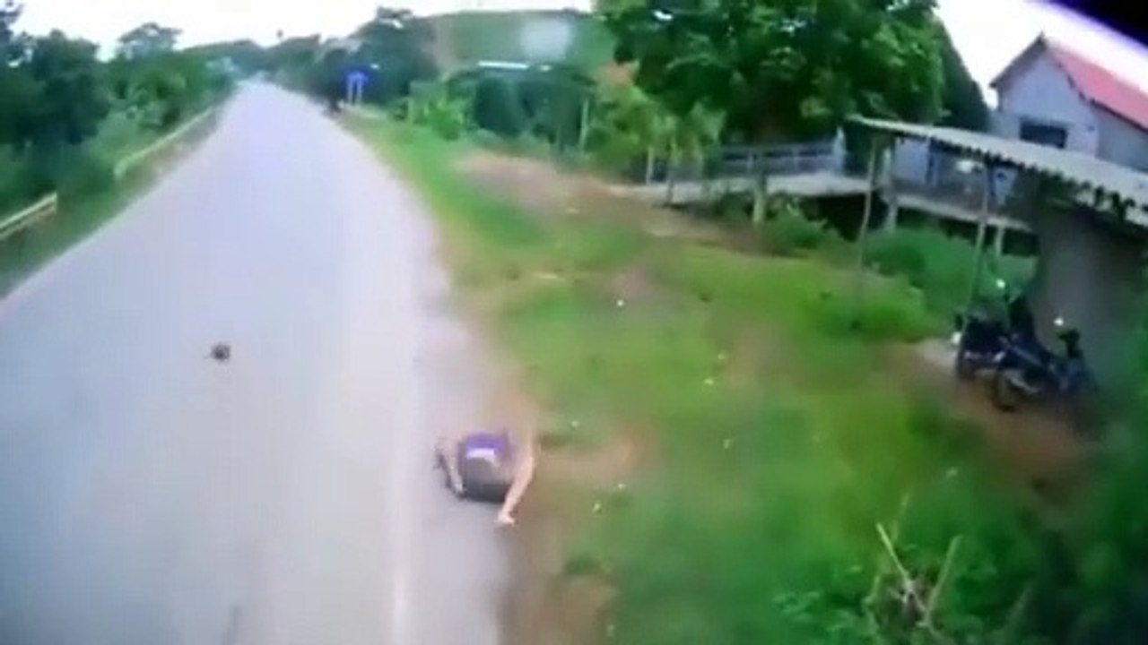 Motociclista graba su accidente vial