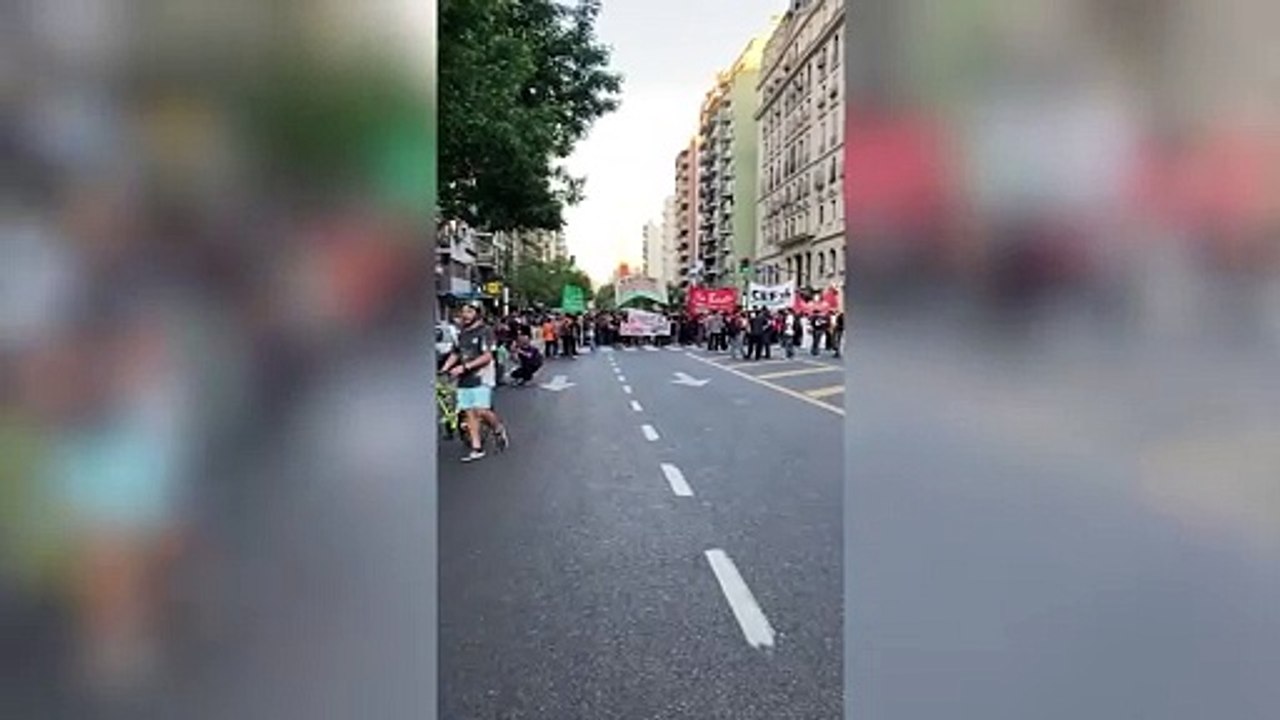Estudiantes de Filo y Letras de la UBA marchando en pleno Caballito