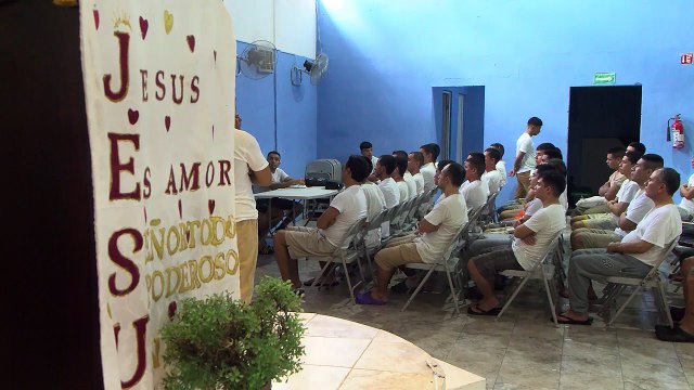 ofrece terapias psicológicas gratuitas a familias con este tipo de problemas.