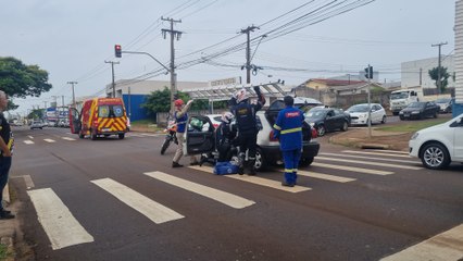 Colisão traseira entre carros na Av. Tancredo Neves, deixa homem ferido