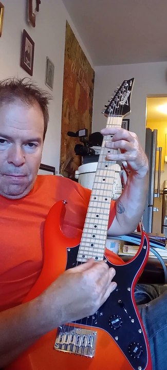 A teaching: jouer la guitare Ibanez, modéle Stratocaster junior.