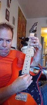 A teaching: jouer la guitare Ibanez, modéle Stratocaster junior.