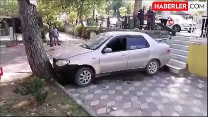 Kırkağaç'ta Kontrolden Çıkan Otomobil Belediye Parkına Uçtu: 1 Yaralı