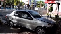 Kırkağaç'ta Kontrolden Çıkan Otomobil Belediye Parkına Uçtu: 1 Yaralı