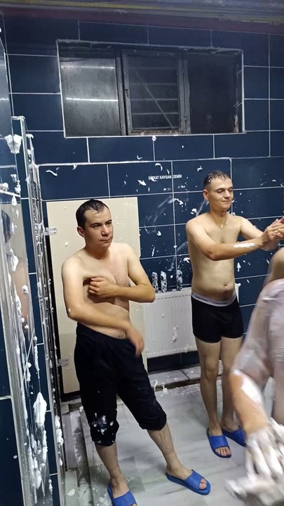 Dans Ederek Köpük Partisi Yapan Erkekler