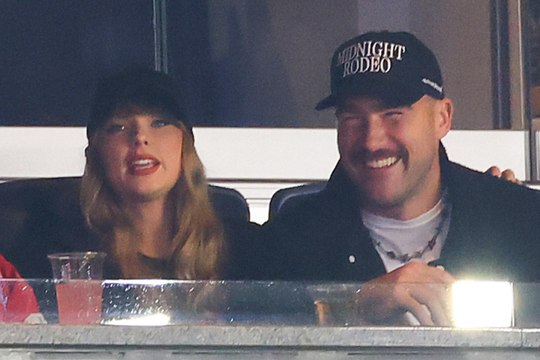 Taylor Swift y Travis Kelce en el emocionante partido Yankees vs Guardians