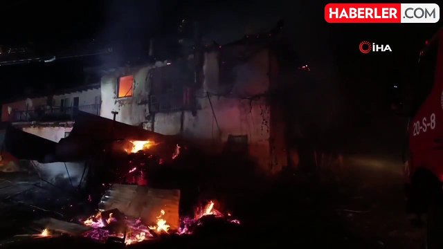 Uşak'ta İki Katlı Evde Yangın: İtfaiye Eri Yaralandı