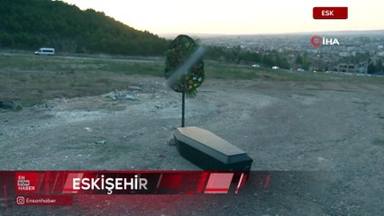 Eskişehir'de arazinin ortasına tabut ve çelenk bıraktılar
