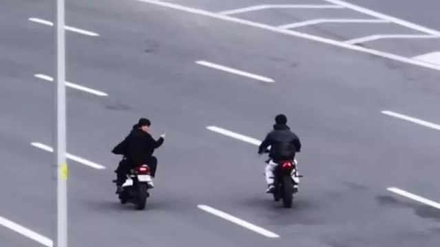 Eyüpsultan’da motosikletliler kaçtı polis kovaladı! O anlar kamerada