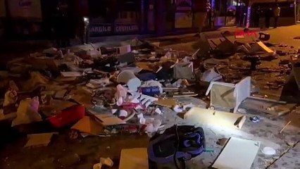 Terk edilen eş evi ateşe verdi, eşyaları sokağa attı