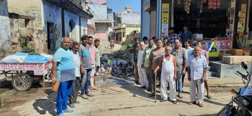 एक हफ्ते से नहीं हो रही सफाई, सफाई कर्मी बकाया भुगतान करने की कर रहे मांग